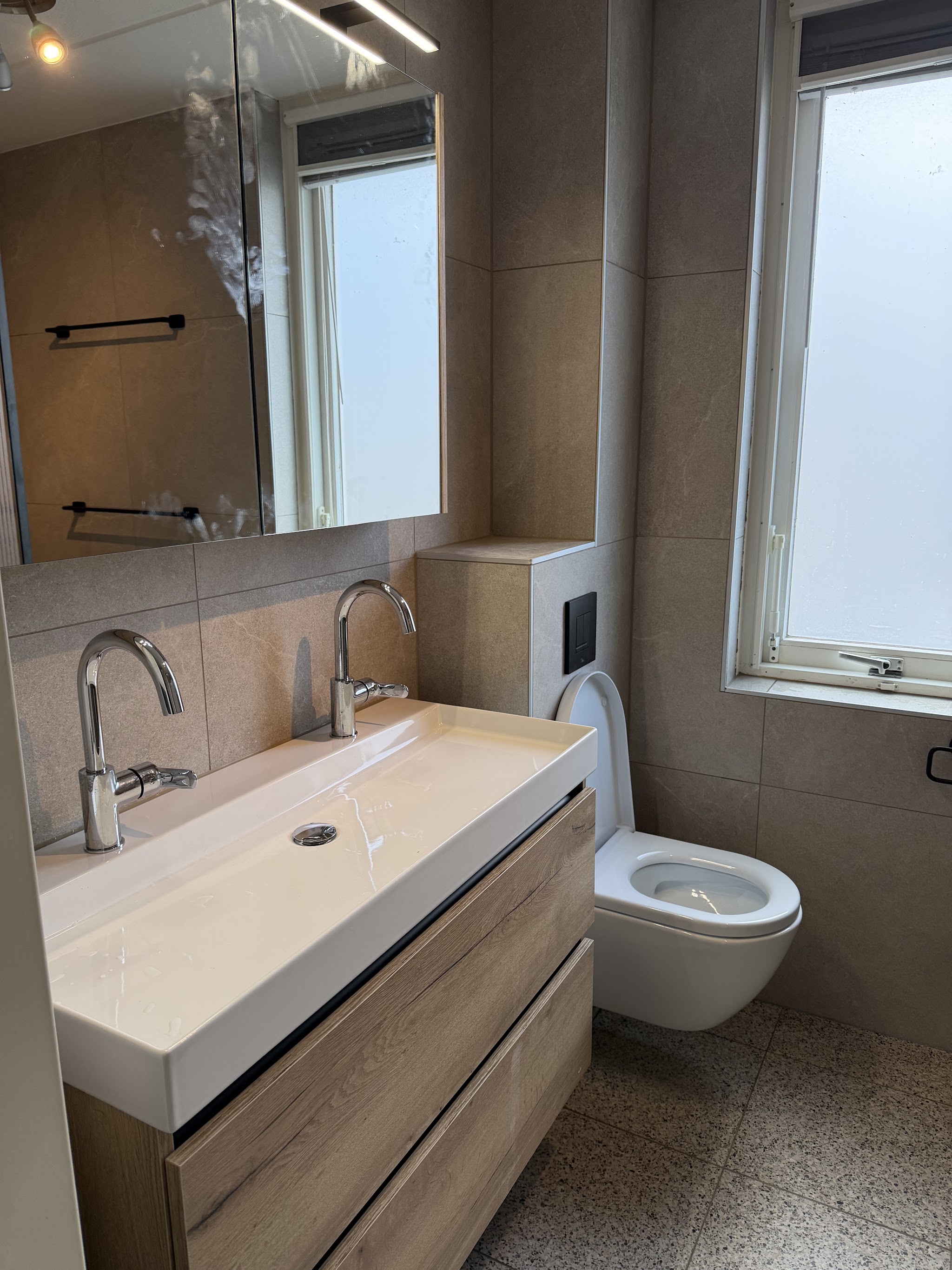 Nieuwe badkamer met houten badmeubel en hangtoilet, foto van Laurens Vink